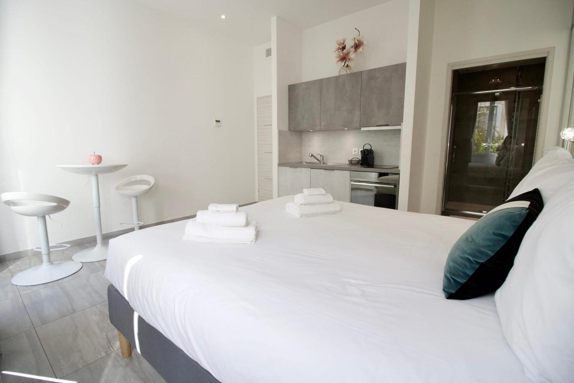 4 Bedrooms 4 Bathrooms Terrace Кан Екстериор снимка